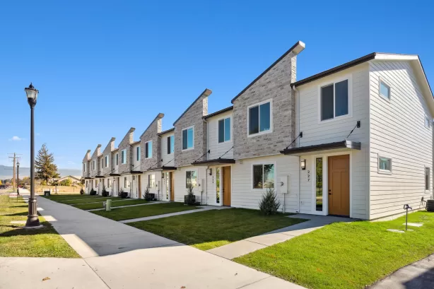 221 Fairgrounds Road Hamilton Townhouse 3 Bedrooms